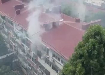 В Сочи из горящего дома эвакуировали одного человека