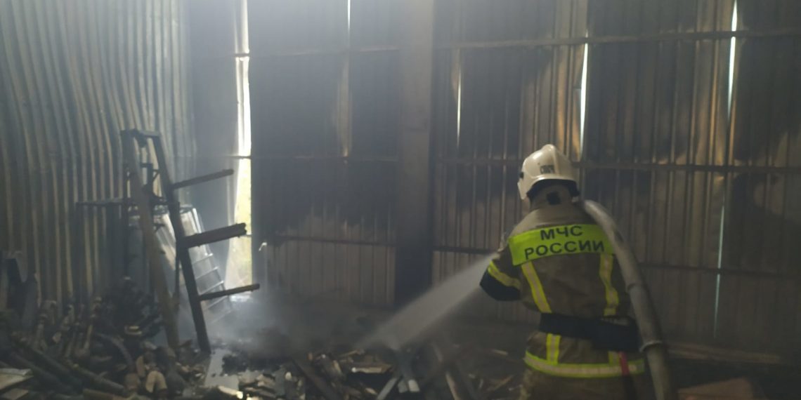 В Краснодаре 104 человека тушат крупный пожар