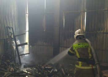 В Краснодаре 104 человека тушат крупный пожар