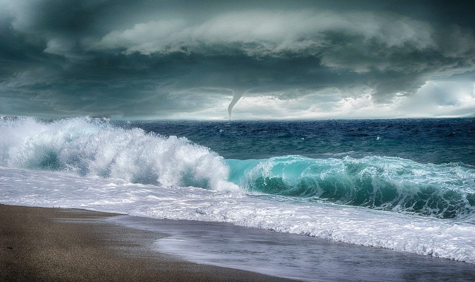 В Сочи унесло в море два авто: внутри могли находиться восемь человек