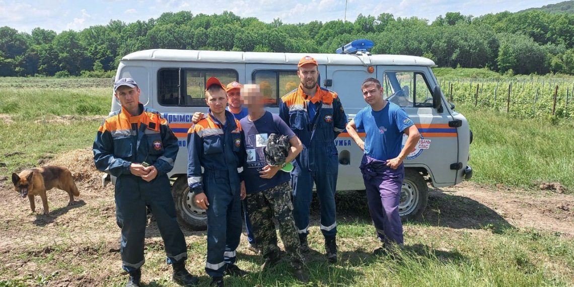 На Кубани спасатели нашли пенсионера, который больше суток провел в лесу