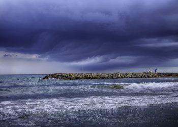 В Сочи смерч сошел с моря на берег