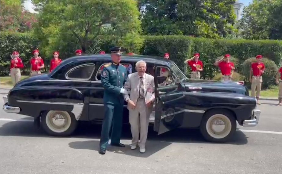 Ветеран Сюткин приехал на свой юбилей на «Победе»