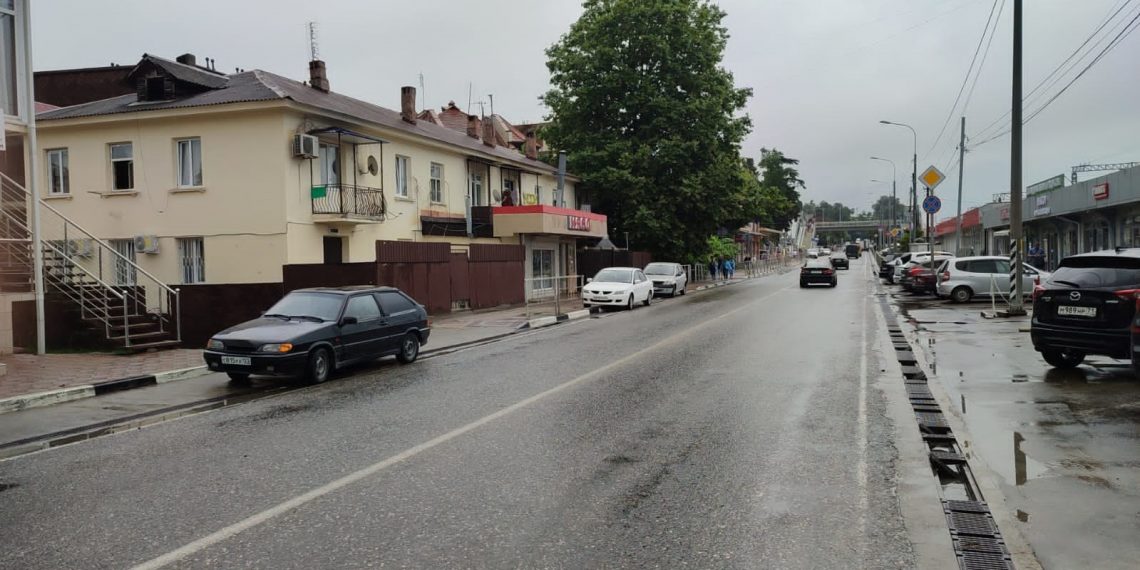 В Сочи подтопило дорогу и двор частного дома