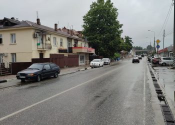 В Сочи подтопило дорогу и двор частного дома