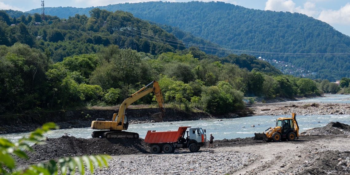 В Хосте начали расчищать русло реки Сочи