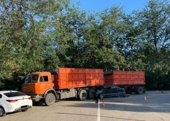 На Кубани ВАЗ врезался в КамАЗ: пострадал водитель