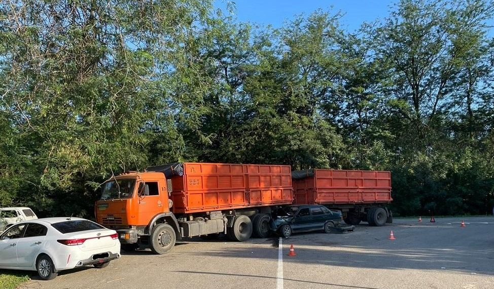 На Кубани ВАЗ врезался в КамАЗ: пострадал водитель