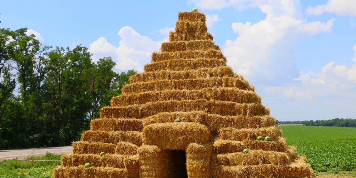 На Кубани фермер построил пирамиду из сена
