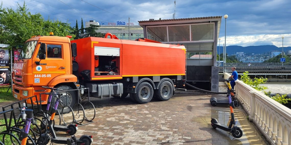 В Сочи работают горячие линии для пострадавших от непогоды