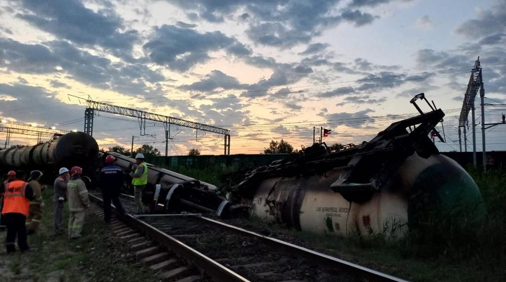 На Кубани сошли с путей пять вагонов с газовым конденсатом