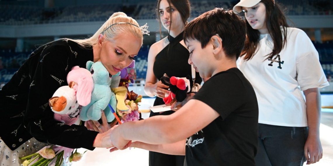 Предприниматель из Москвы Алиса Лобанова подарила игрушки своим сочинским поклонникам