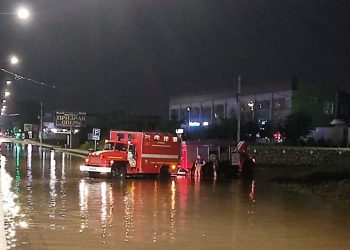 В Краснодаре подтопило три многоэтажки и 42 участка дорог