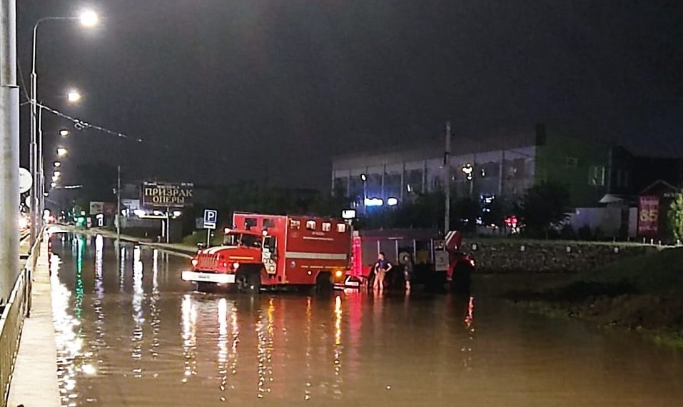 В Краснодаре подтопило три многоэтажки и 42 участка дорог