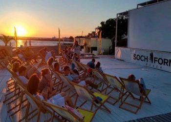 На 11 пляжах Сочи работают кинотеатры