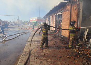 Из горящего магазина в Ейске эвакуировали 20 человек