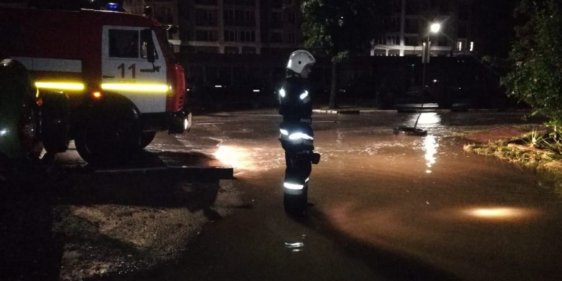 В Сочи подтопило две многоэтажки и трассу