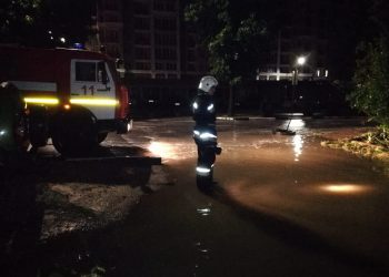 В Сочи подтопило две многоэтажки и трассу