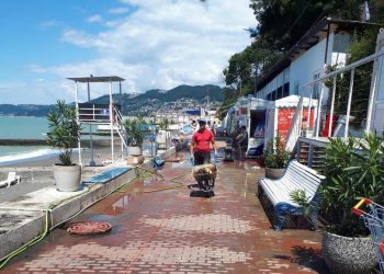 По всему Сочи объявили режим ЧС