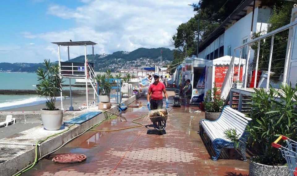 По всему Сочи объявили режим ЧС