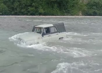 В Сочи УАЗ застрял посреди реки