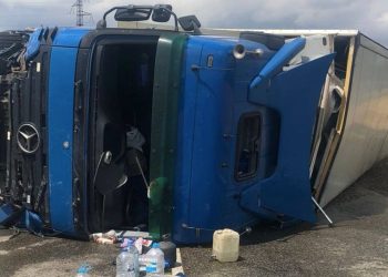 На Кубани столкнулись грузовик и две легковушки: погиб водитель