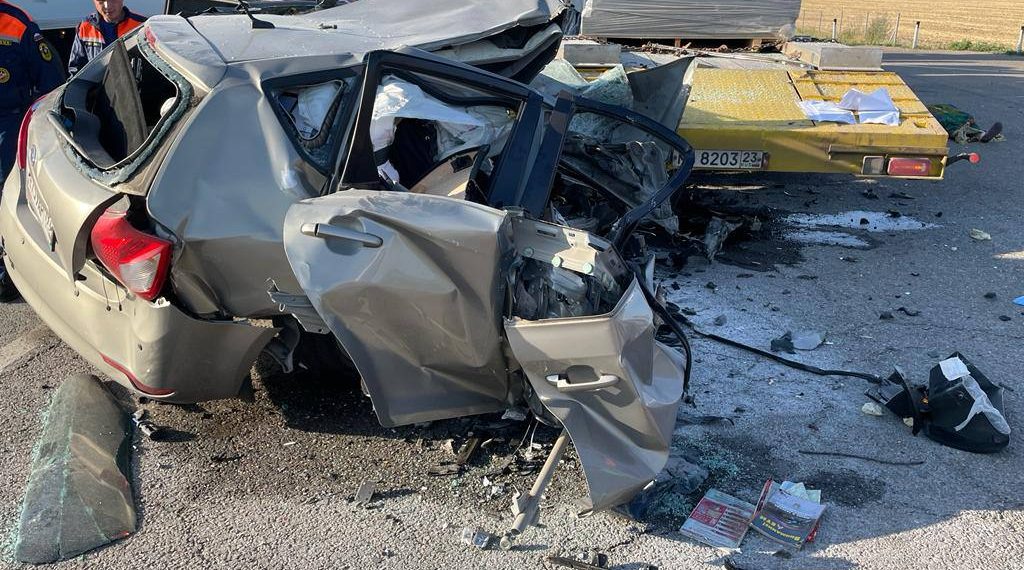На Кубани женщина на Kia врезалась в грузовик и погибла