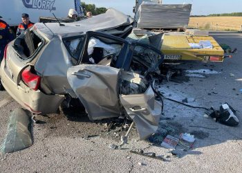 На Кубани женщина на Kia врезалась в грузовик и погибла