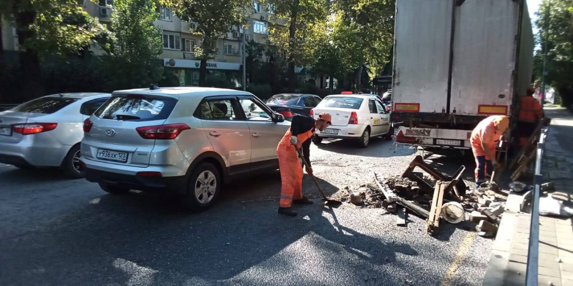 Из-за непогоды в Сочи пострадали более 50 авто