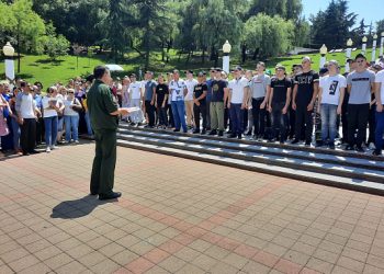 В Сочи 413 человек отправились служить в армию