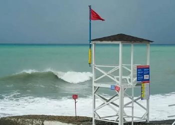 В Сочи продолжает действовать штормовое предупреждение