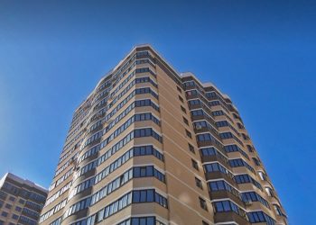 В Краснодаре мужчина упал с девятого этажа и погиб