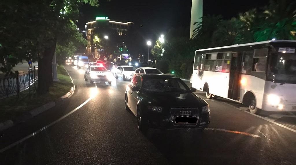 В Сочи Audi сбила парня на электросамокате