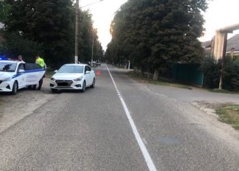 На Кубани 7-летняя девочка на самокате врезалась в Hyundai