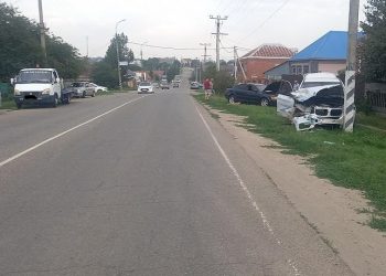 На Кубани столкнулись BMW и Volkswagen: пострадали два человека