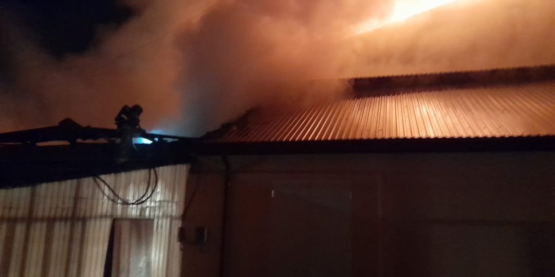 На Кубани 57 человек тушили крупный пожар на складе