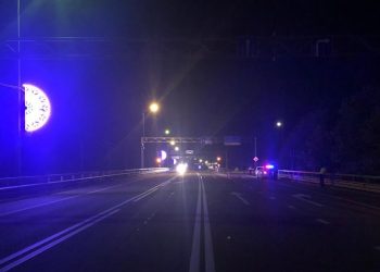 В Сочи Mazda сбила девушку: пострадали два человека