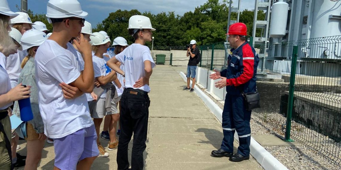 Энергетики «Россети Кубань» провели экскурсию для воспитанников «Орленка» на подстанцию 110 кВ «Лазурная»