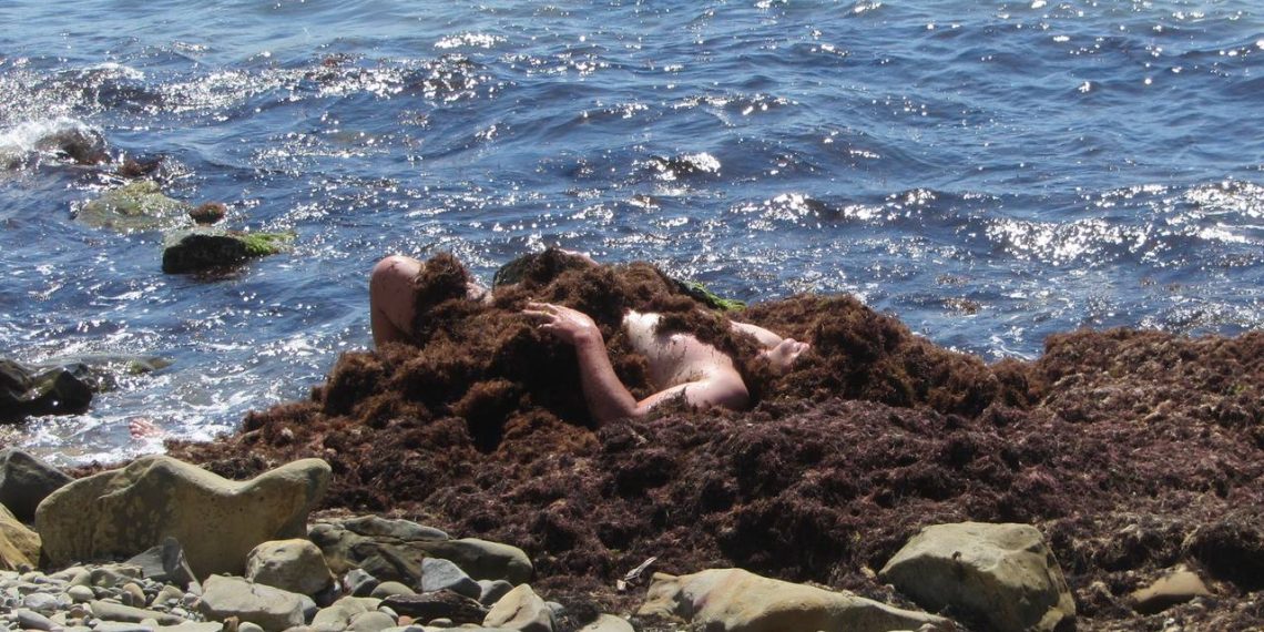 В Анапе турист в костюме Адама переполошил пляж, принимая водорослевые ванны