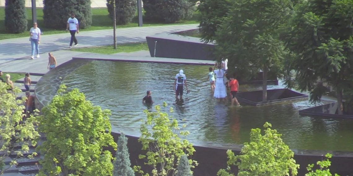 В Краснодаре дети и взрослые 20 августа принимали ванну в фонтане