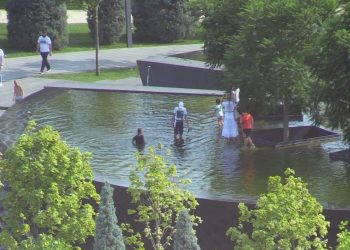 В Краснодаре дети и взрослые 20 августа принимали ванну в фонтане