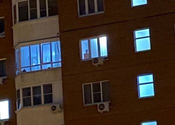 Нечто пугающее появилось в окне одного из жилых домов в Сочи