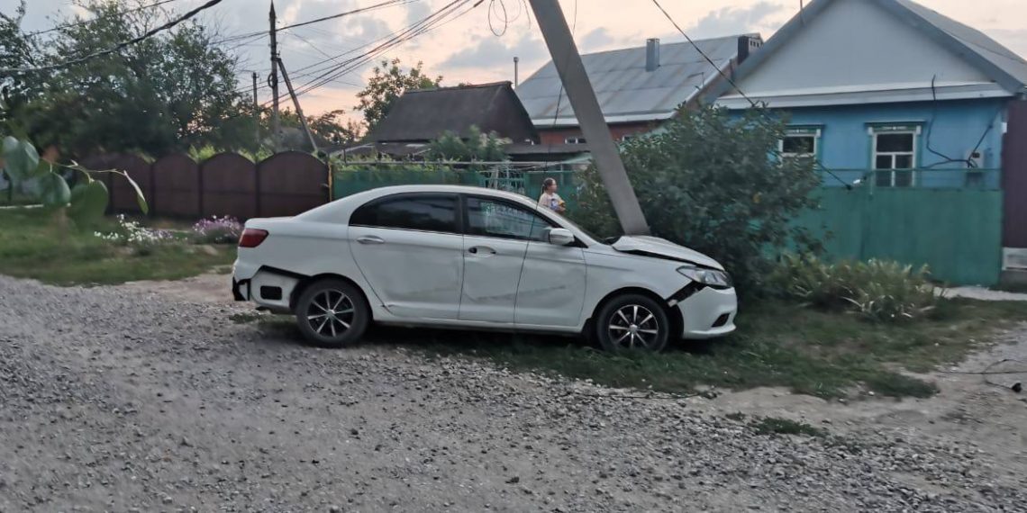 На Кубани пьяный водитель снес опору ЛЭП