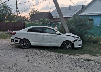 На Кубани пьяный водитель снес опору ЛЭП