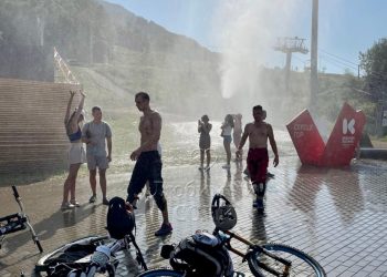 На Красной Поляне в Сочи отдыхающих «расстреляли» из снежных пушек 