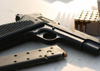 На Кубани две девушки ограбили парня, отобрав у него пневматический пистолет