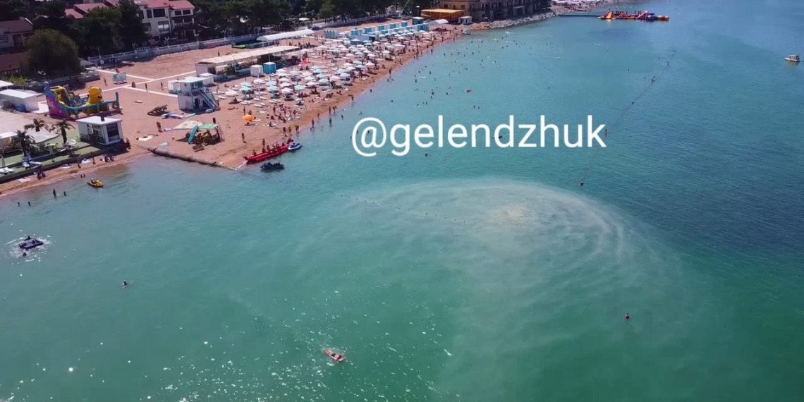У берегов Геленджика появилось пятно в море