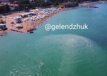 У берегов Геленджика появилось пятно в море