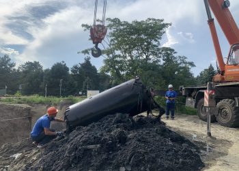 Из канализации в Краснодаре вытащили двигатель от авто