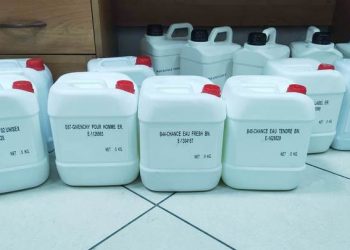 В аэропорту Сочи задержали пассажирку из Стамбула, которая везла другу в Москву 65 литров одеколона